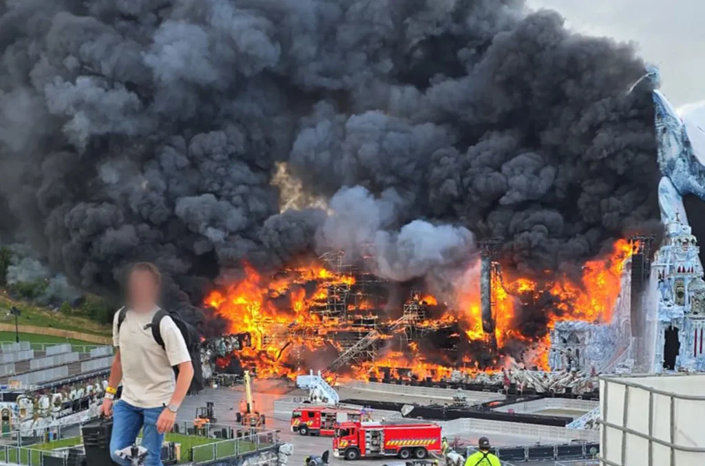 TOMORROWLAND-FESTIVAL-FIRE-stage-billboard-1548